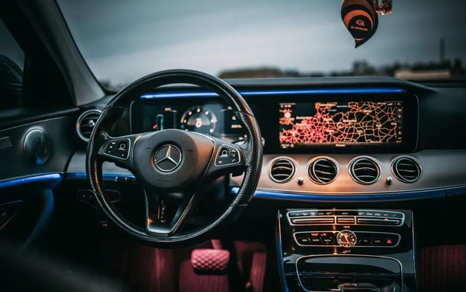 Mercedes-Benz Klasa E cena 139000 przebieg: 161000, rok produkcji 2016 z Koszalin małe 277
